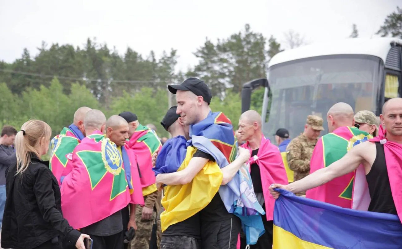 Третій етап обміну полоненими "1000 на 1000": серед 303 воїнів - захисники Маріуполя та бійці із системи МВС Третій етап обміну полоненими "1000 на 1000": серед 303 воїнів - захисники Маріуполя та бійці із системи МВС